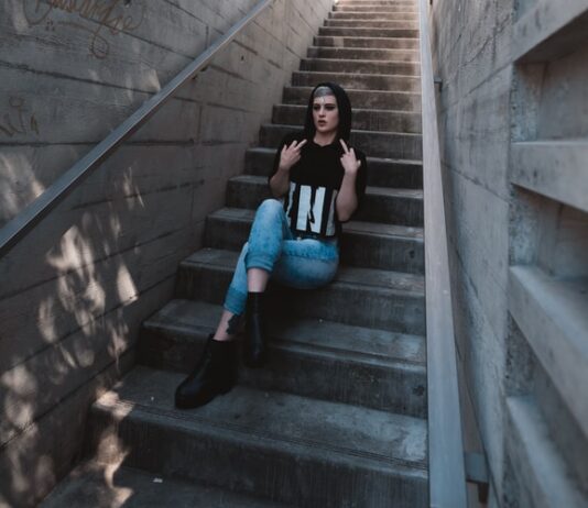 10 TIPS FOR WRITING POETRY woman sitting on stairs