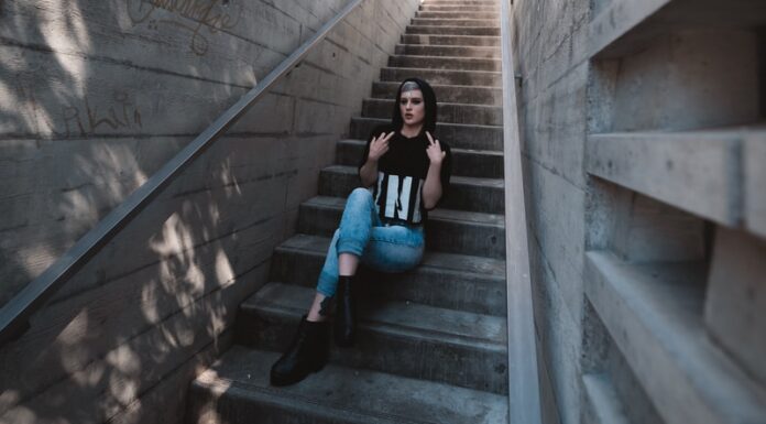 10 TIPS FOR WRITING POETRY woman sitting on stairs