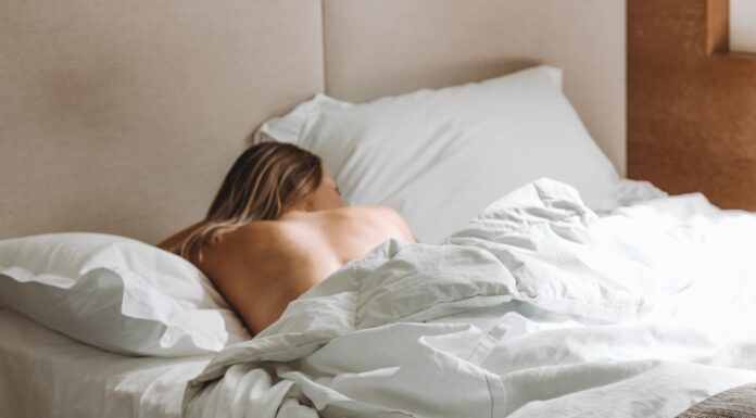 L’inexplicable naked woman lying on bed during daytime