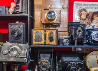 Haphazardly black and brown vintage camera