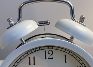 Sass silver and white round analog clock