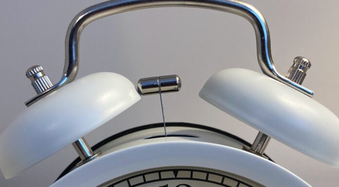 Sass silver and white round analog clock