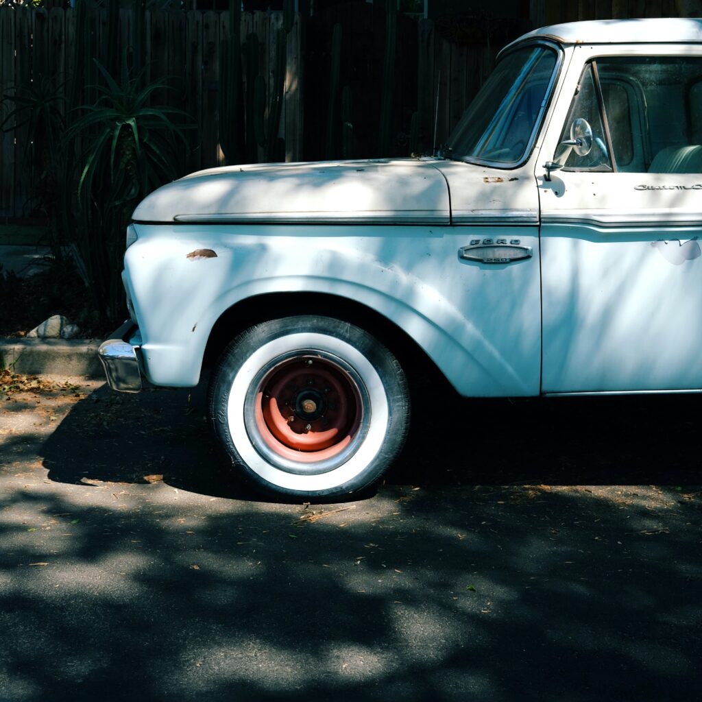 THE RUSTY WHITE PICK UP
